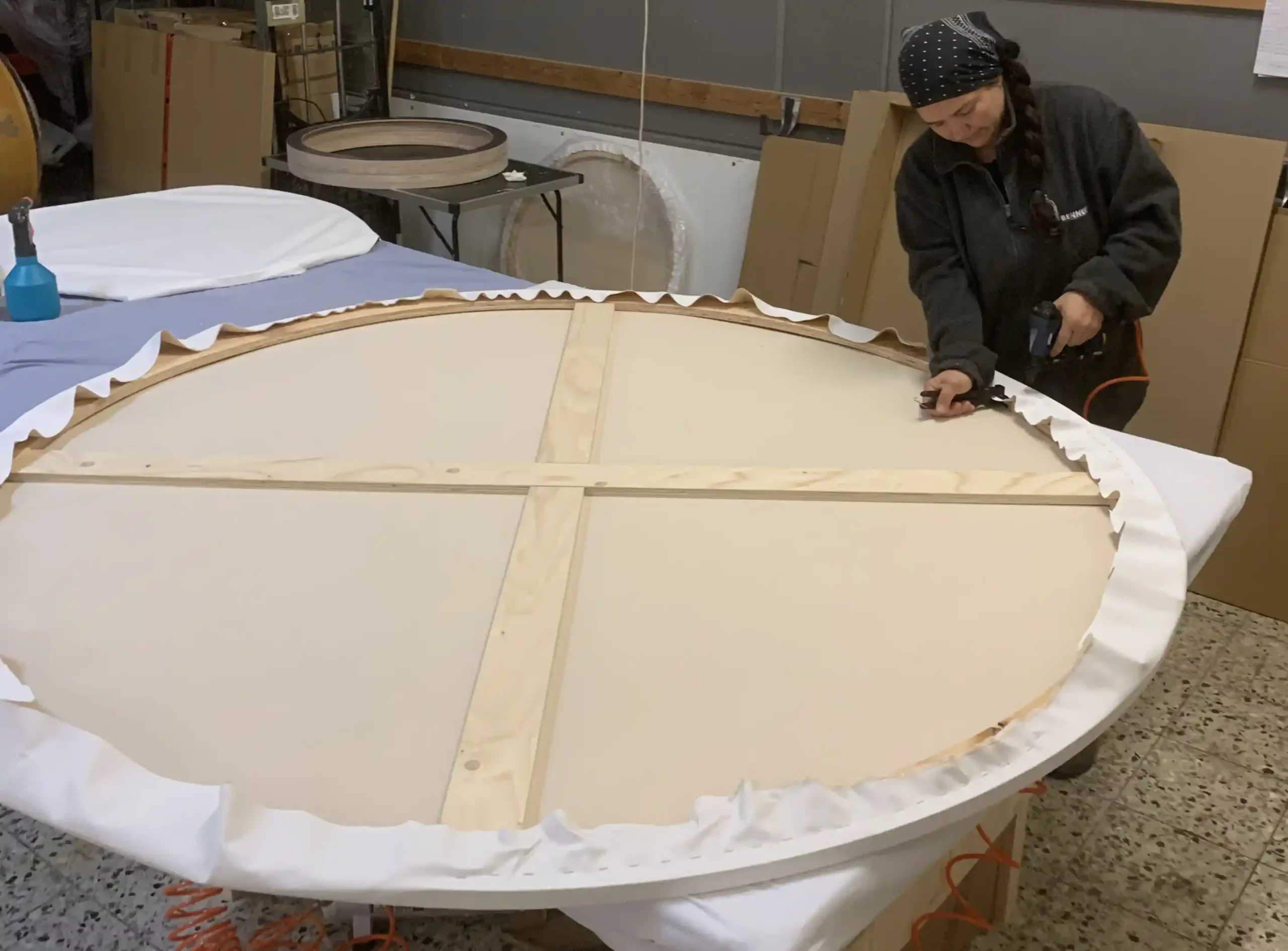 Herstellung einer runden Leinwand 180 cm in der Werkstatt
