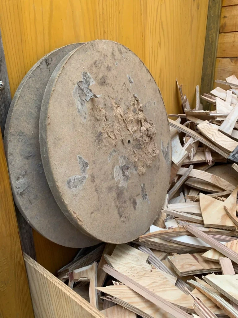 Aufgequollenes MDF nach Feuchtigkeit