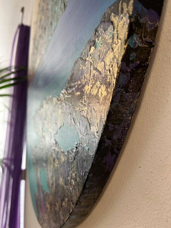 Gemälde von Angela Bridger auf runder Leinwand