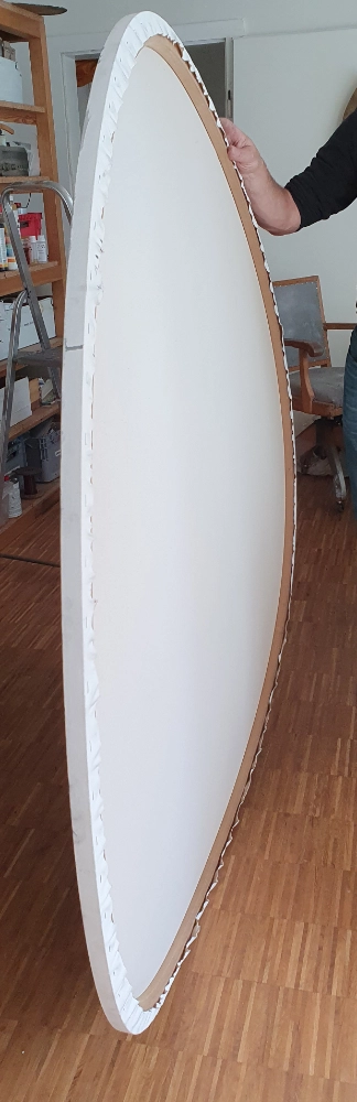 Beschädigte Leinwand mit verzogenem MDF-Rahmen